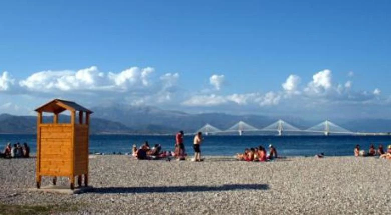 Η 63χρονη είχε μάτι… αετού – Της πήραν 450 ευρώ στην πλαζ, αλλά την επομένη τους έπιασε (βίντεο)